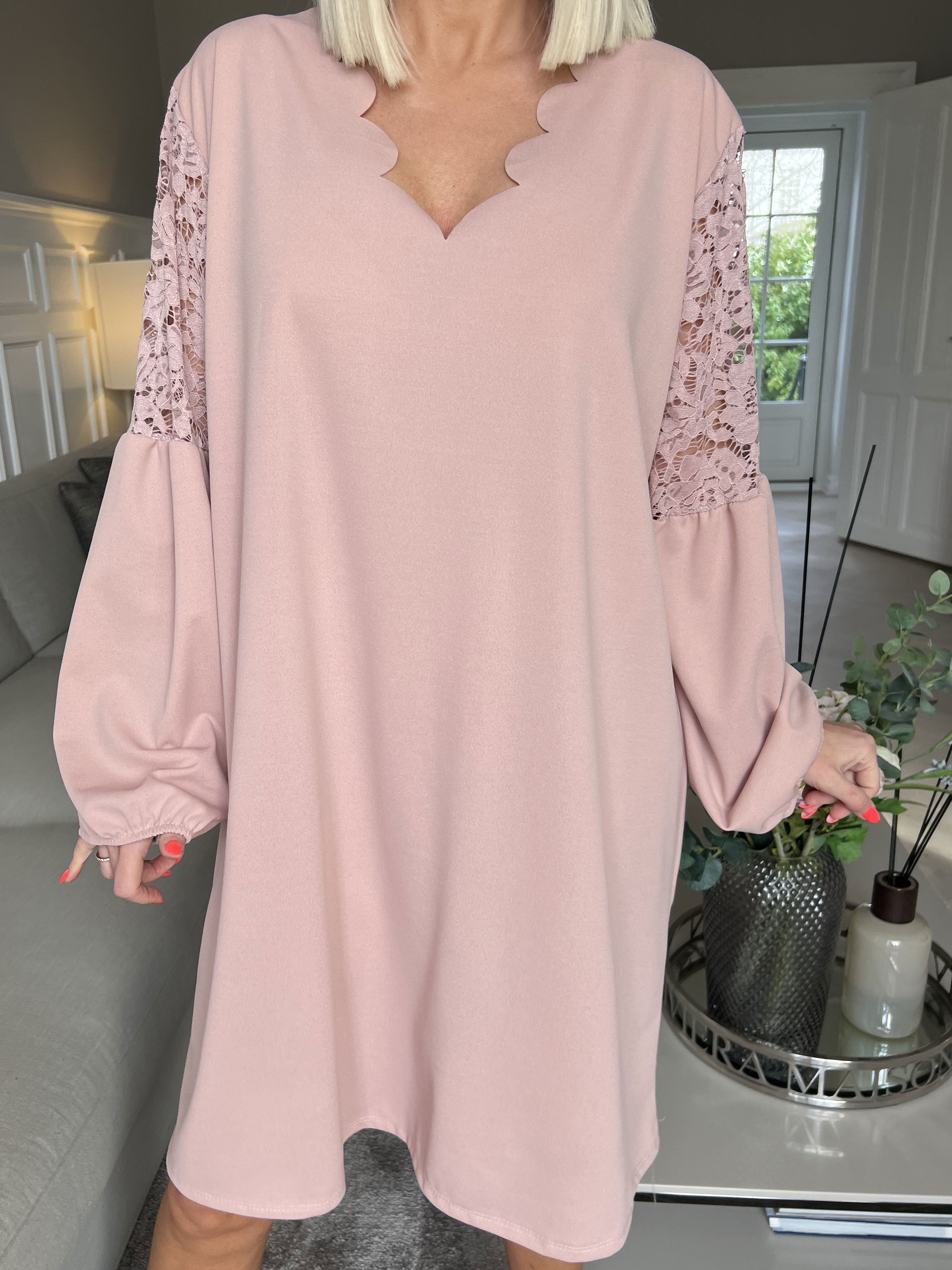 Carmen - Plain kjole med smuk blonderyg og ærmer